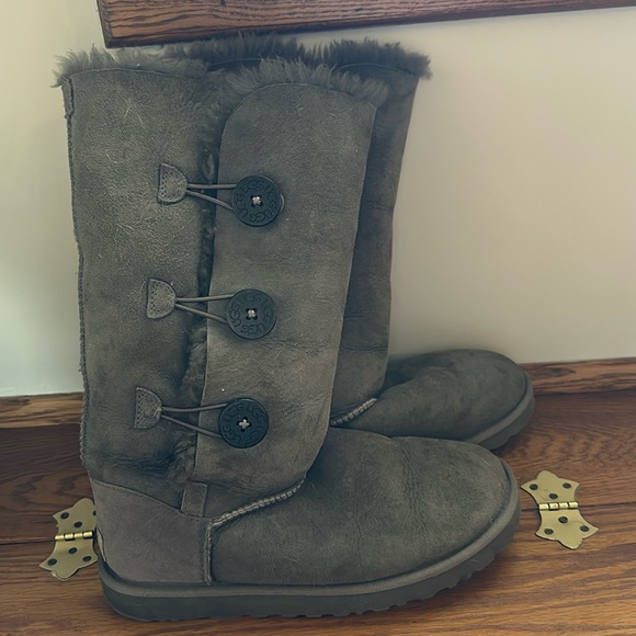Size 8 triple Bailey button Ugg boots - Picture 2 of 9